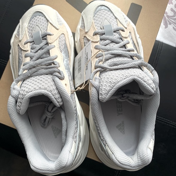 âSOLDâYeezy Boost 700 V2 Cream/Cream/Cream - 6M/7W - Picture 3 of 4